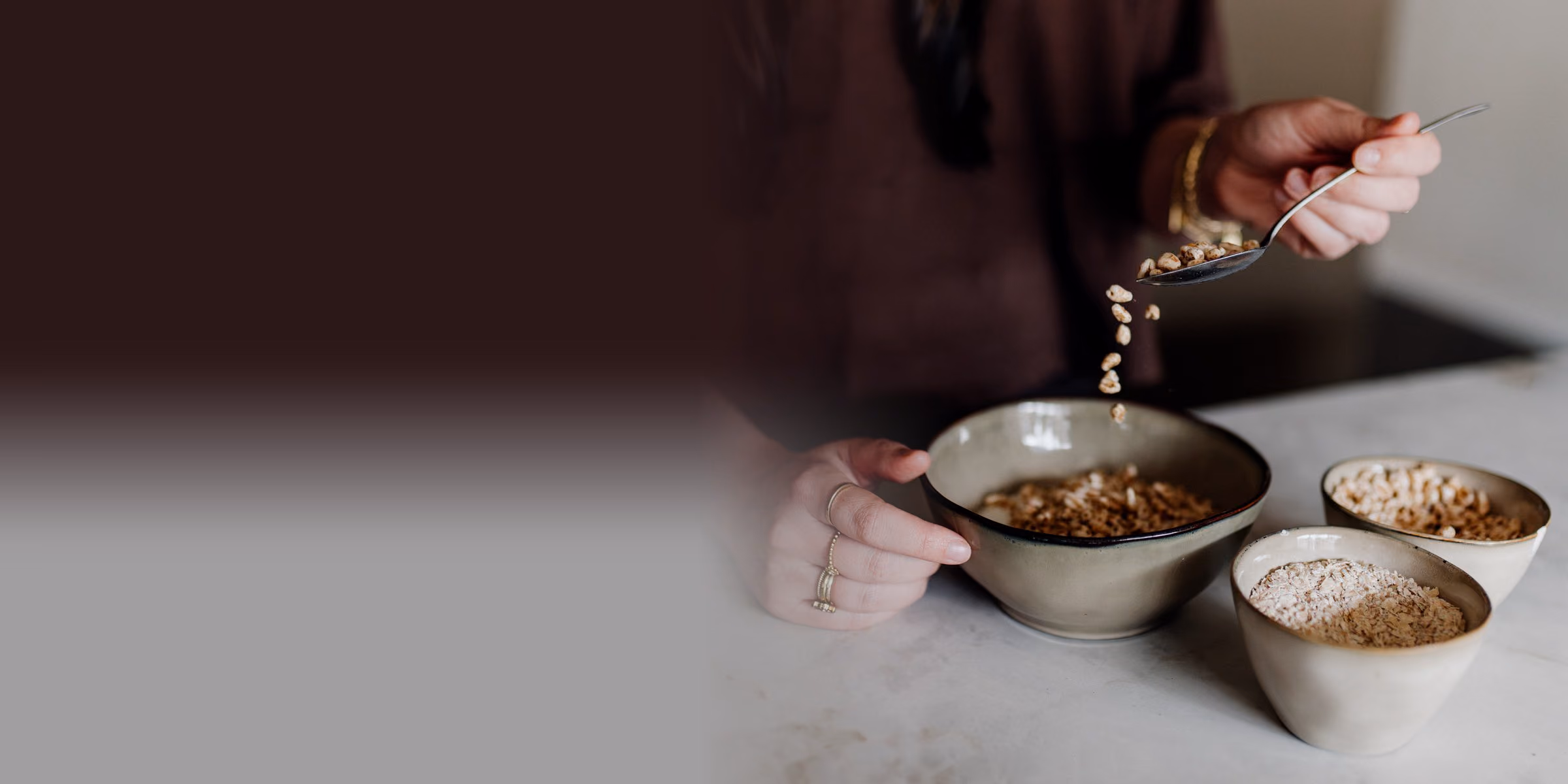 Een ontbijtkom met granen in de keuken