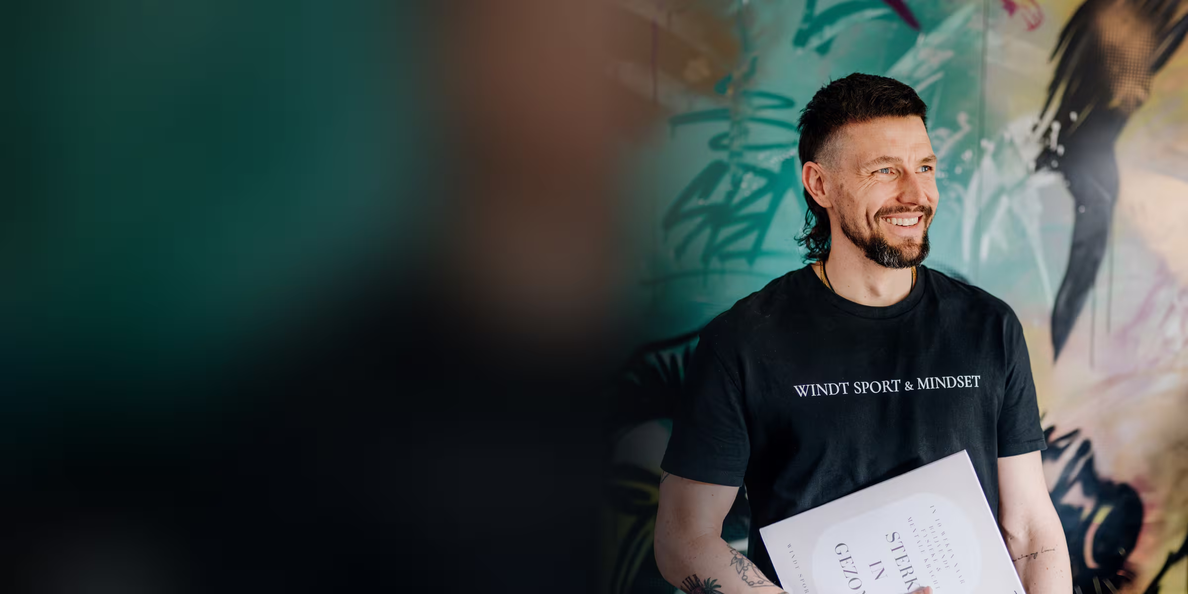 Ramon Windt met het werkboek Sterk in gezond