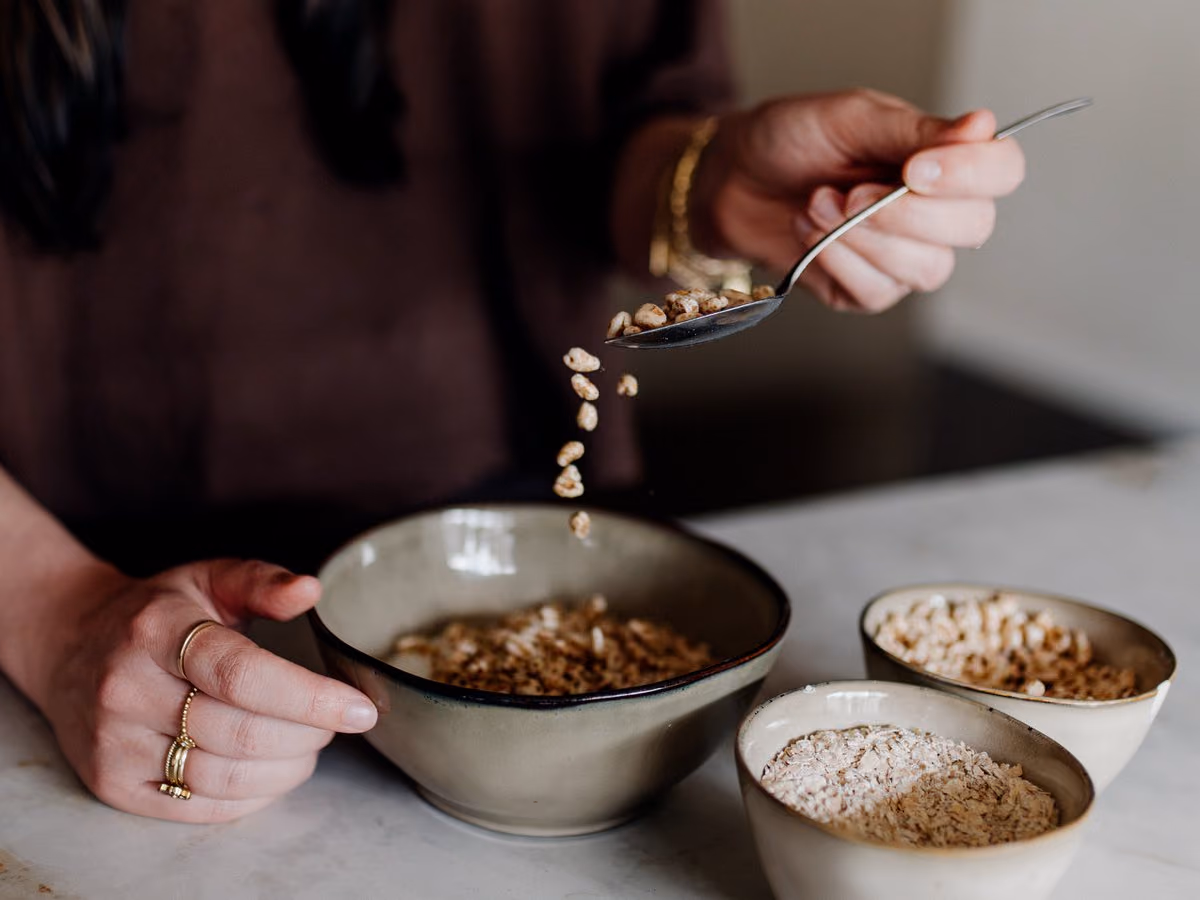Een ontbijtkom met granen in de keuken